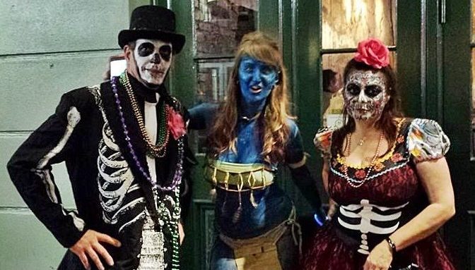 Pessoas fantasiadas na Bourbon Street