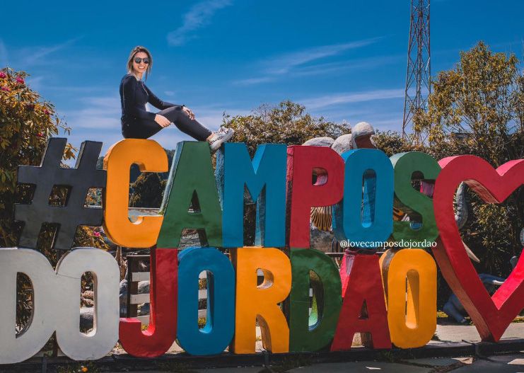 Foto da Flávia na Placa de Campos do Jordão