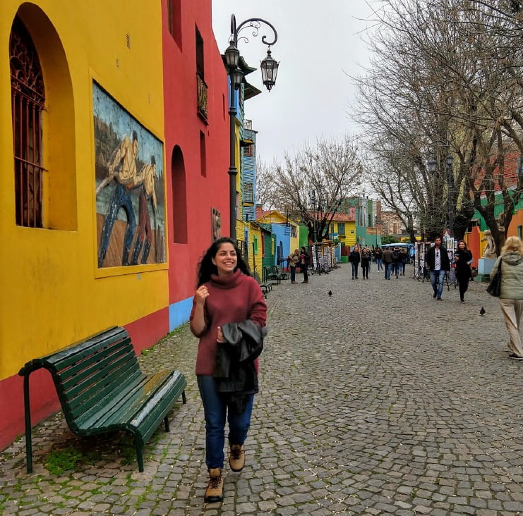 Amanda Sodré na sua primeira viagem sozinha em Caminito, na Argentina.