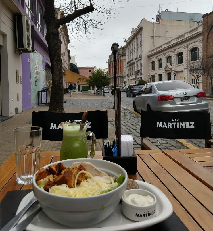 Em uma viagem sozinha, a alimentação também é sozinha. Cafe Martinez em Buenos Aires