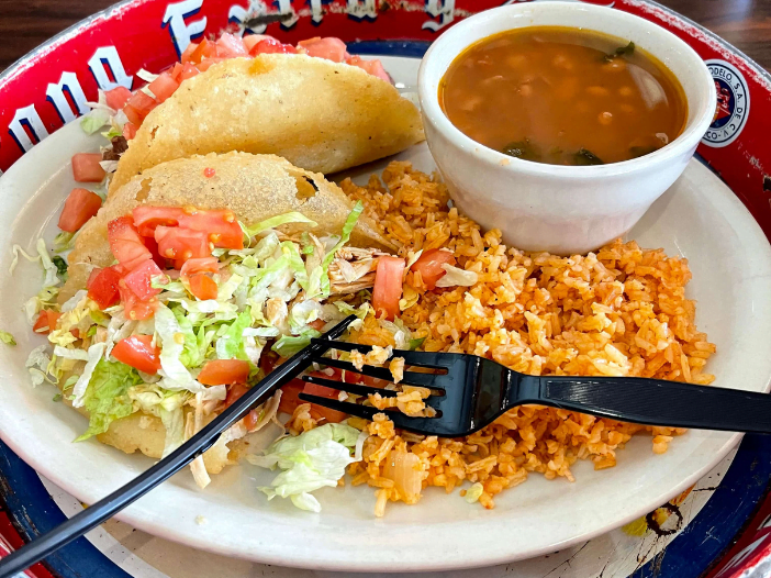 Prato com taco estufado, arroz, salada e feijão do Henry’s Puffy Taco em San Antonio, TX - USA.